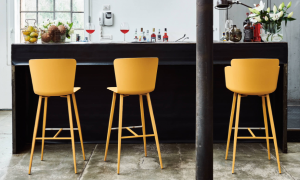 Kursi Bar dengan Berbagai Bentuk dan Warna